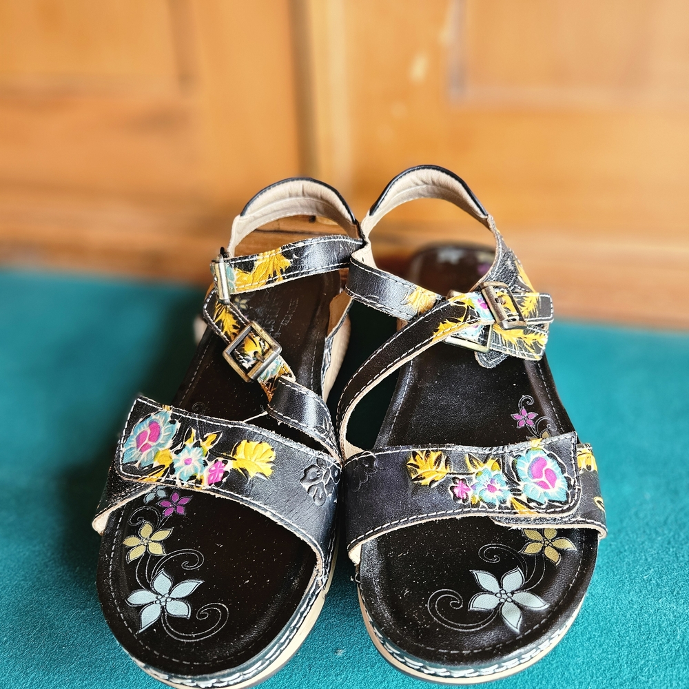 L'ATISTE Black Floral Sandals